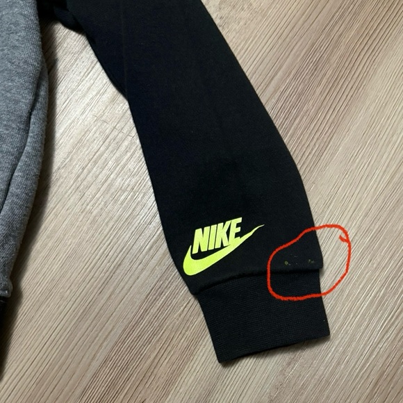 Toddler Girls Nike Gray and Black Sweatshirt - Picture 3 of 5